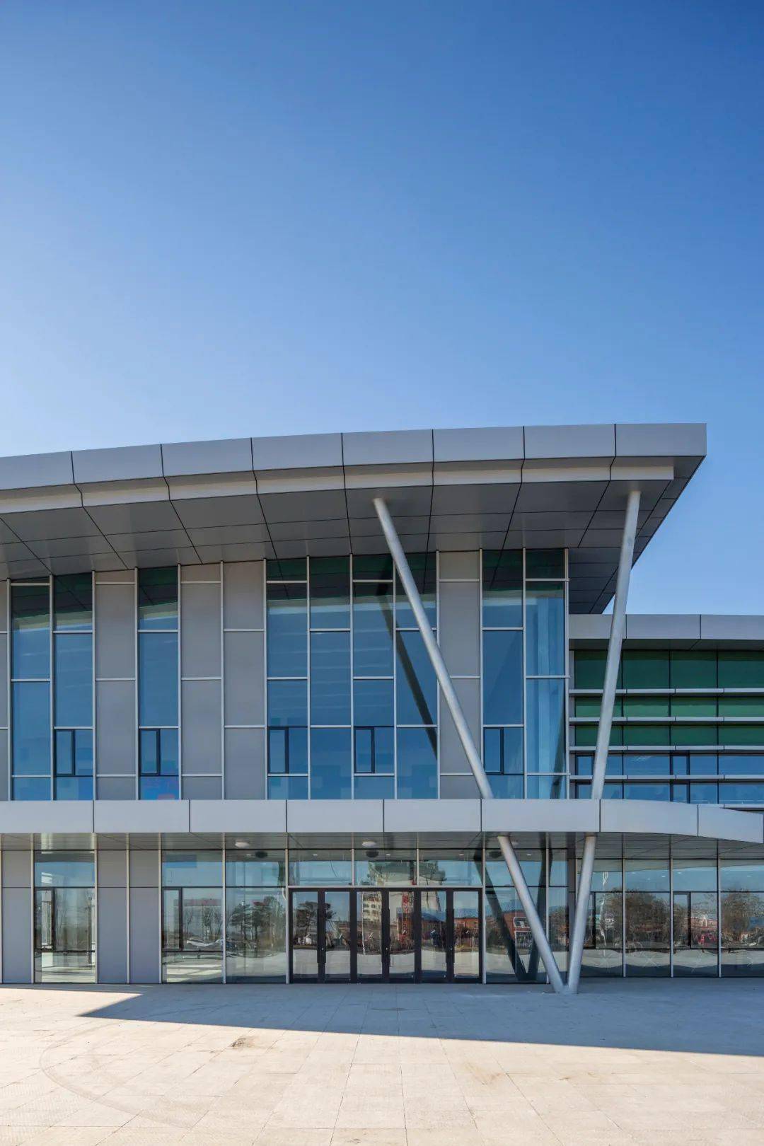 相当,但结合地方的需求,设计在空间布局和造型处理上进行了不同的思考