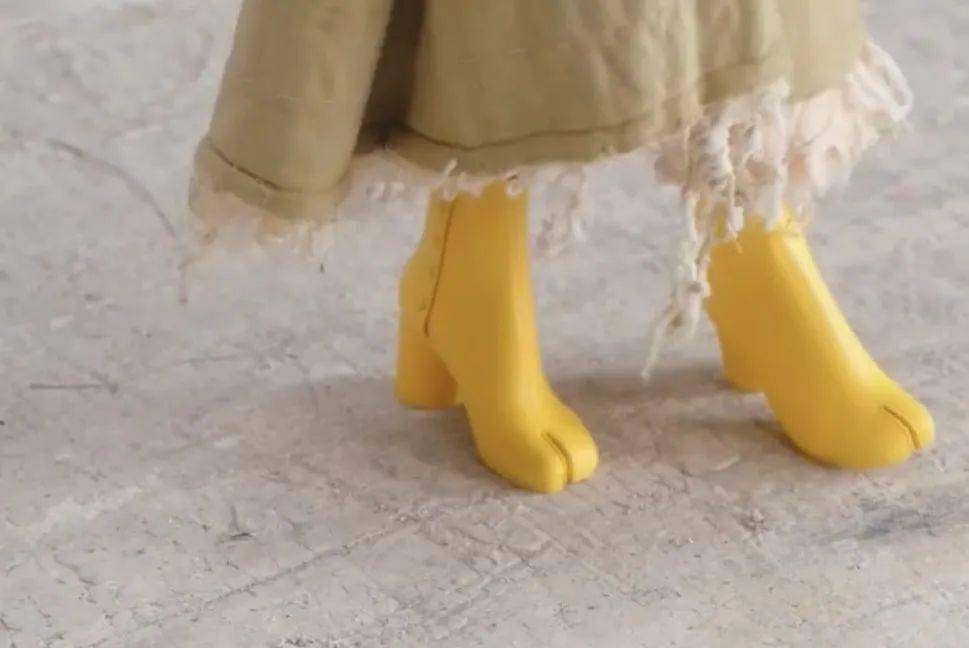 设计 Maison Margiela 2022 春夏系列 带你进入 “时尚鬼才”John Galliano的幻想世界