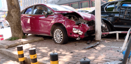 惊险南宁一车辆失控连撞四车肇事司机整个人就懵了