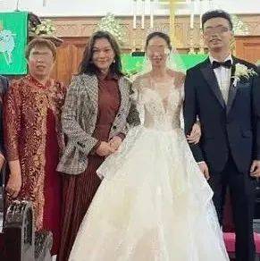 史可参加侄儿婚礼合影,穿红裙搭西装优雅大气,60+也这么时髦!_显得