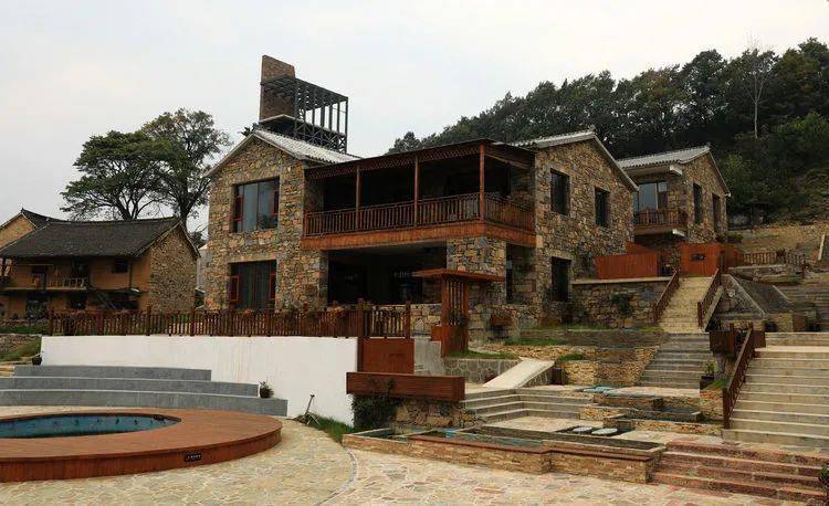 天马山庄红叶正红【作者简介】张少毅,中国民俗摄影家协会会员,山西省