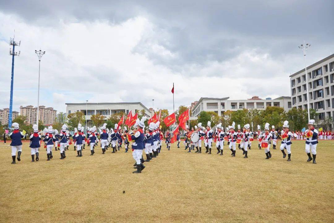 第一名這所學校在市鼓樂隊大檢閱中斬獲佳績