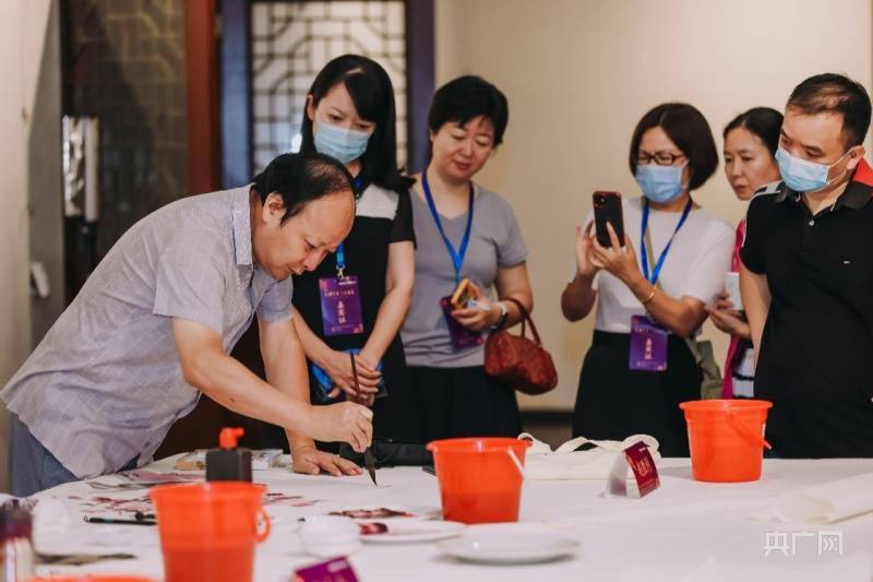 艺术|平安人寿福建分公司：举办“花开富贵 平安万家”吴建峰牡丹画精品展