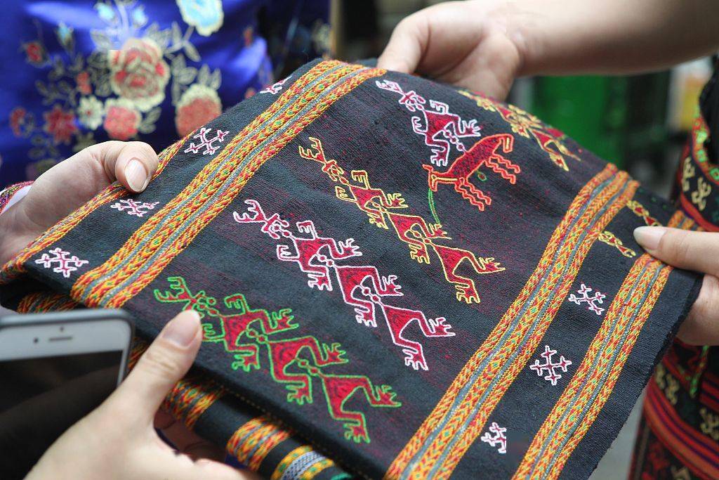 黎族的纺,织,染,绣四项工艺都富有自己的特色,而且各地黎族人民根据