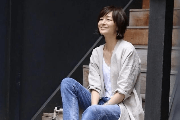 富冈佳子不仅穿搭出众,她的慵懒风微卷短发,就连年轻人都喜欢_发型