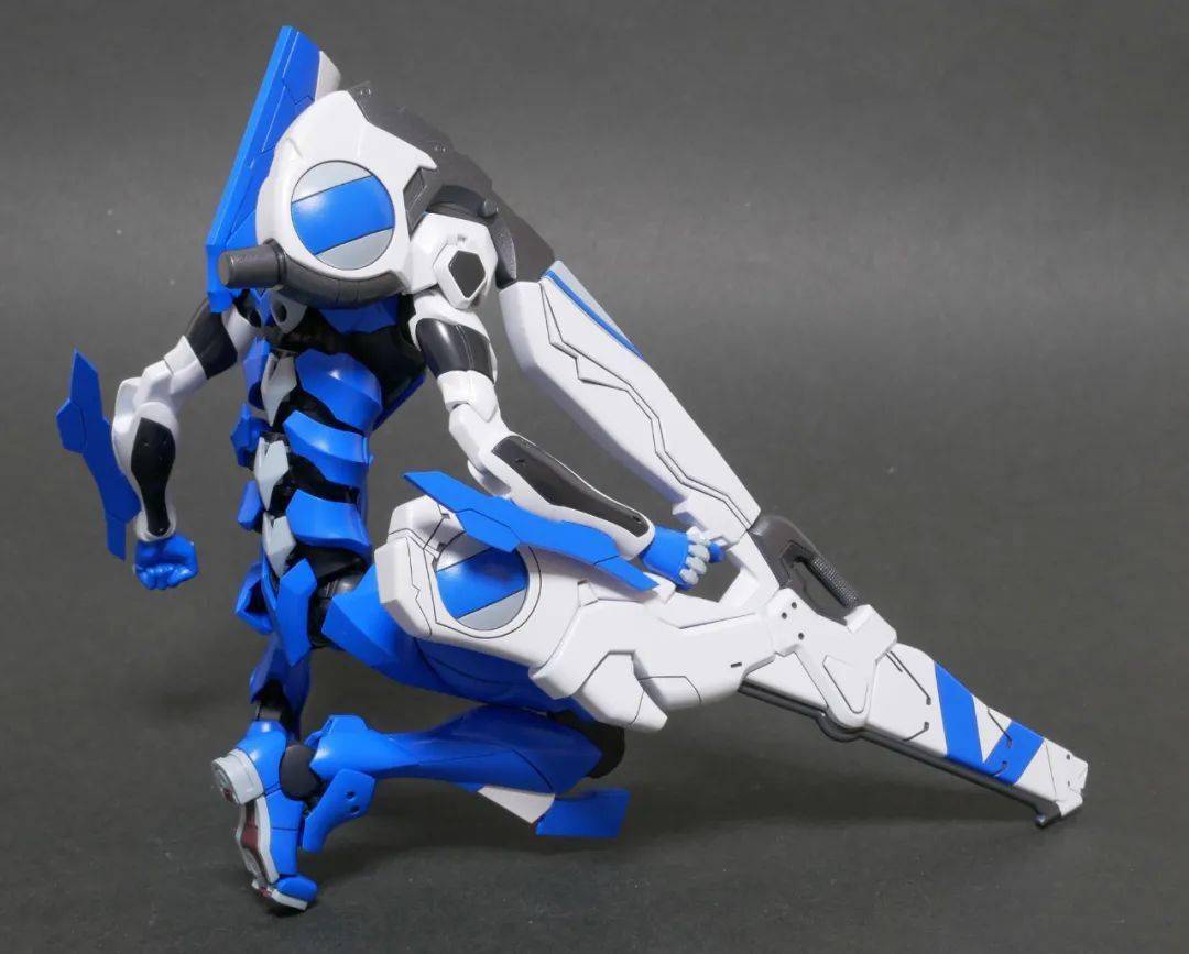 由于是打印件,所以单侧直接握持这个武器很容易导致重量不平衡,毕竟