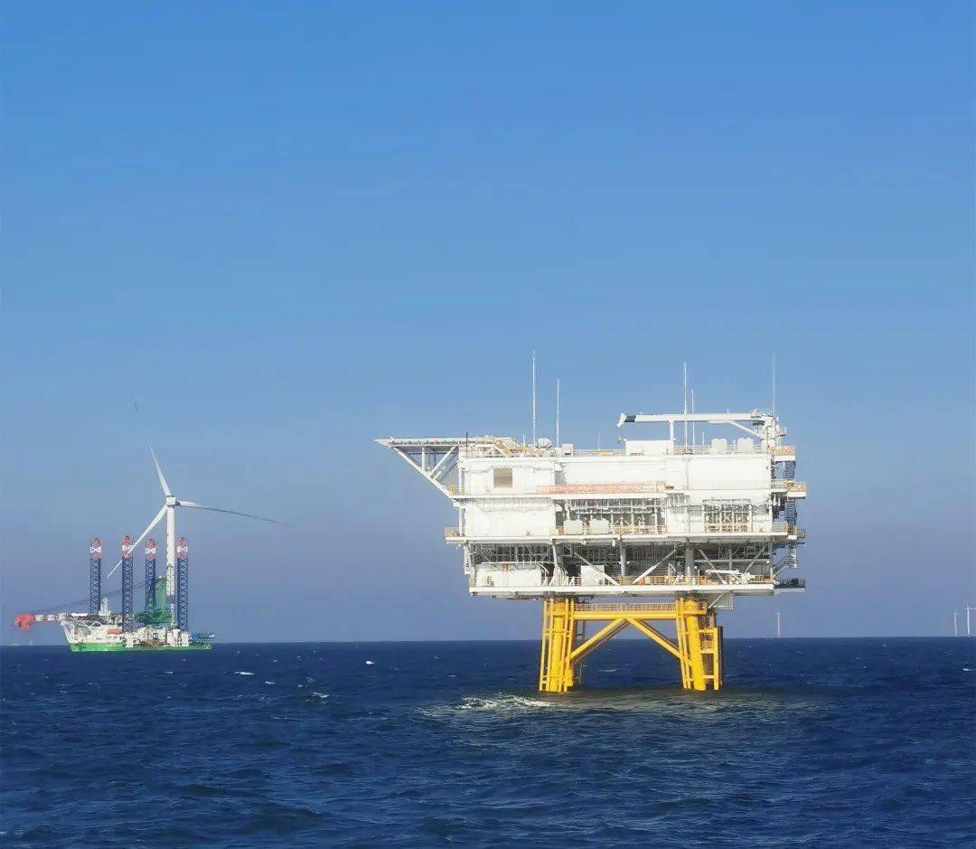 新振浮7轮成功吊装大连庄河iv1项目海上升压站
