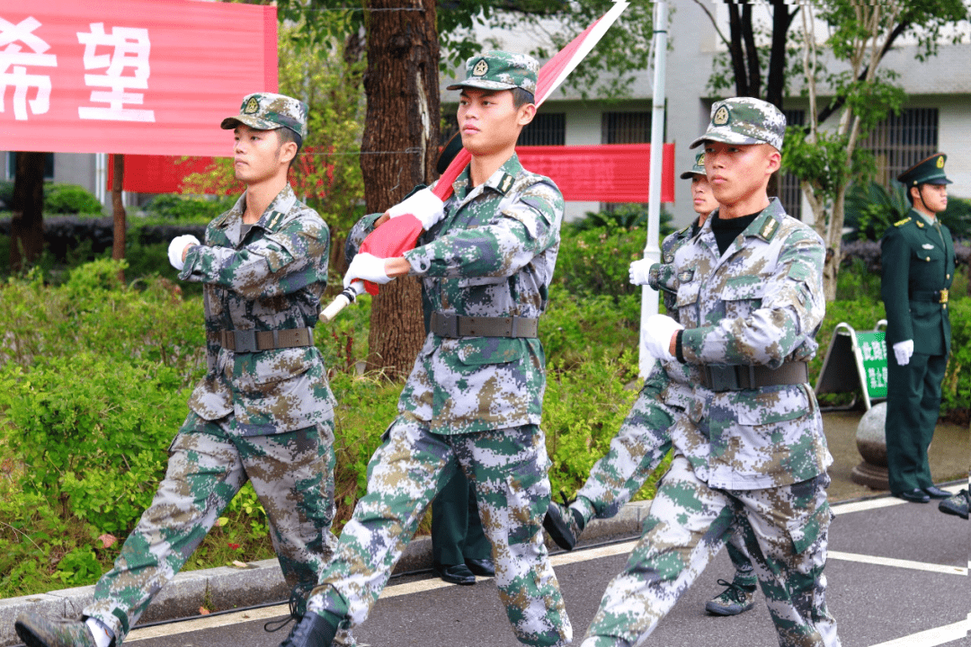 國旗飄揚傳承責任婁底瀟湘職業學院2021級國旗護衛隊交接儀式圓滿結束