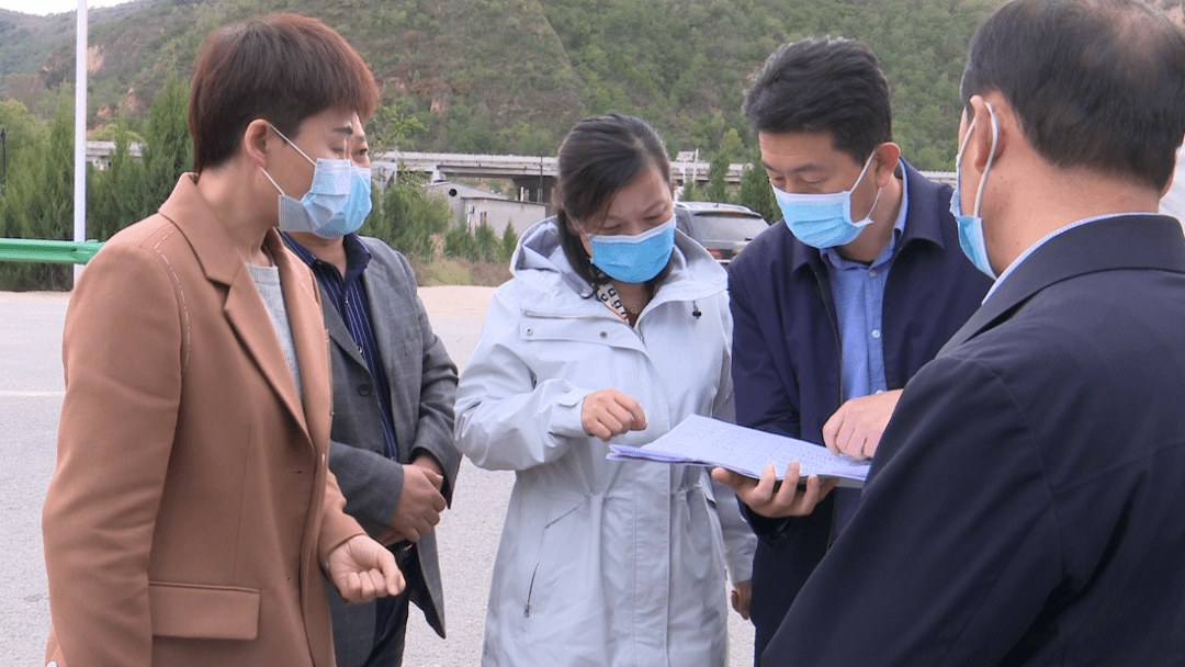 在疫情防控点卢淑云听取介绍后,详细了解值班值守,体