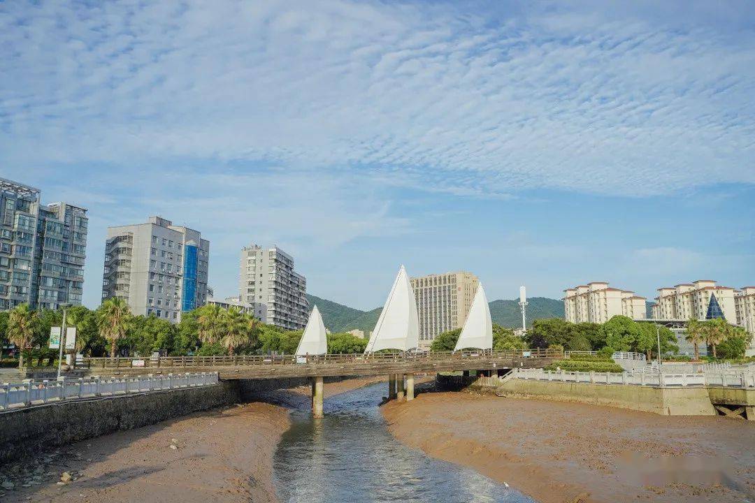 海滨公园位于定海城区南端的沿港东路,民间码头至增产桥之间,南面
