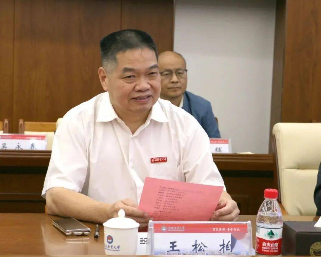 随后双方举行座谈会,会议由黎明职业大学党委书记王松柏主持.