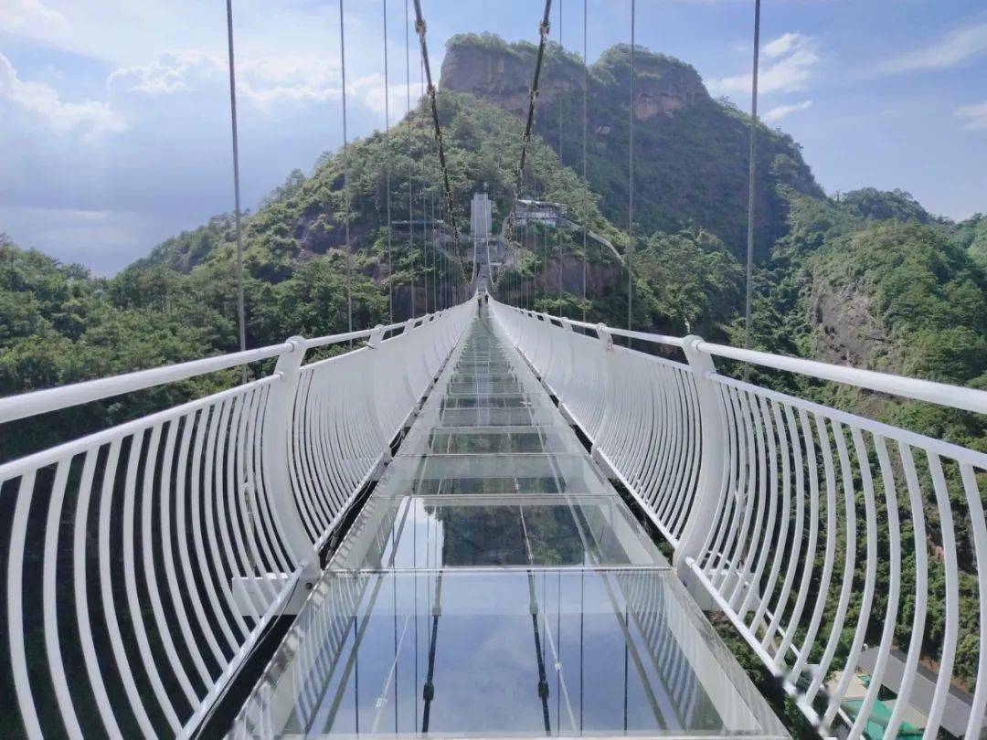 唯美浪漫的气氛便开始了,与爱人一同观赏最佳哟~都峤山的登山索道