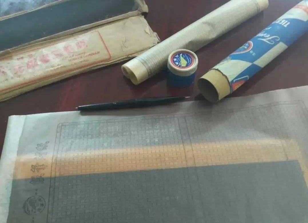 那个年代的我们只能凭着一支铁笔,一张蜡纸,一管油墨,一个滚筒器,一台