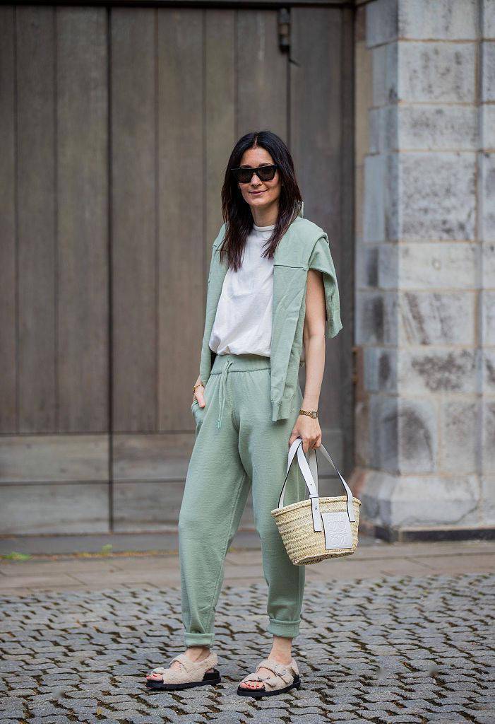 时间 去年的旧毛衣千万别扔!换个穿法又是新鲜look~