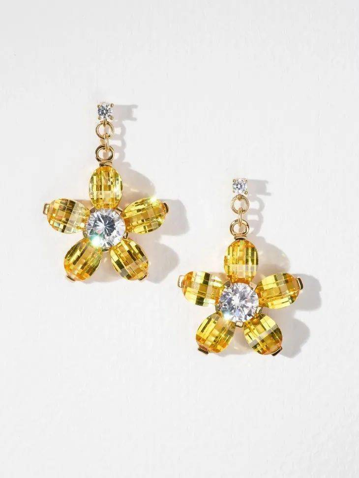 朱珠朱珠晒全家福，她的金耳环好抢镜！