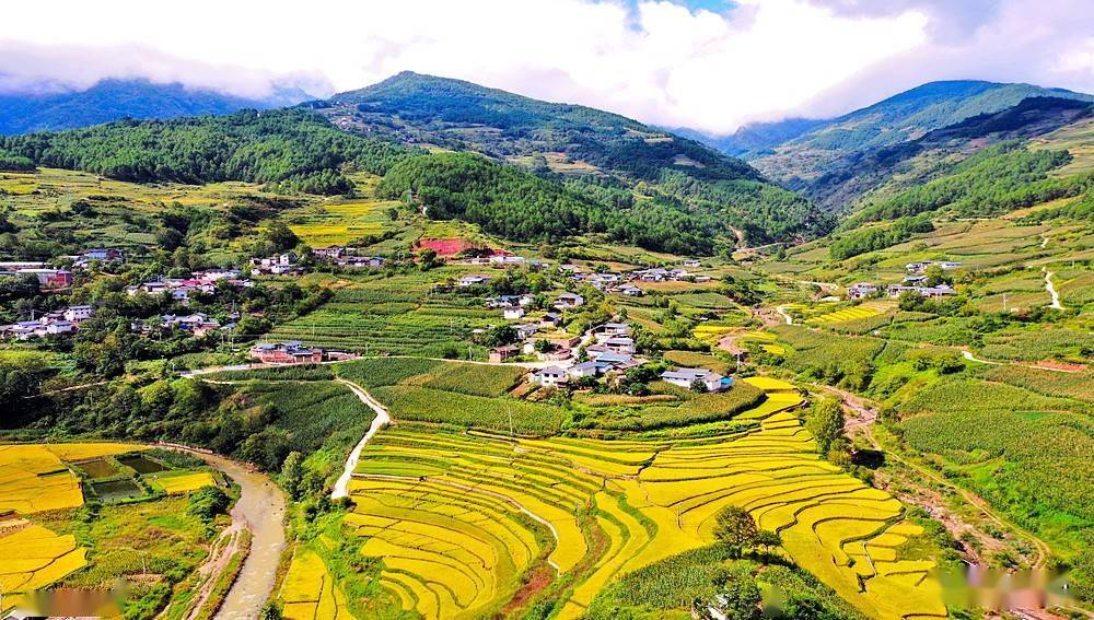 航拍澜沧江畔秋色