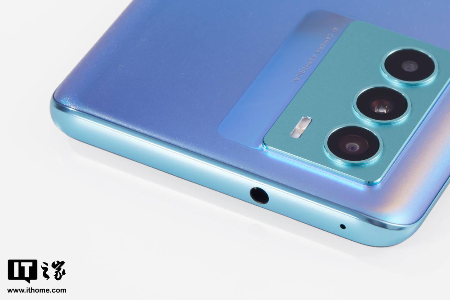 nits|【IT之家开箱】vivo T1 5G 手机图赏：高刷原色屏，活力电光青