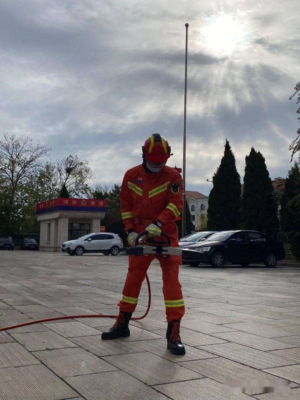 室外参观结束了,让我么一起来到室内,看看消防员叔叔的内务吧!