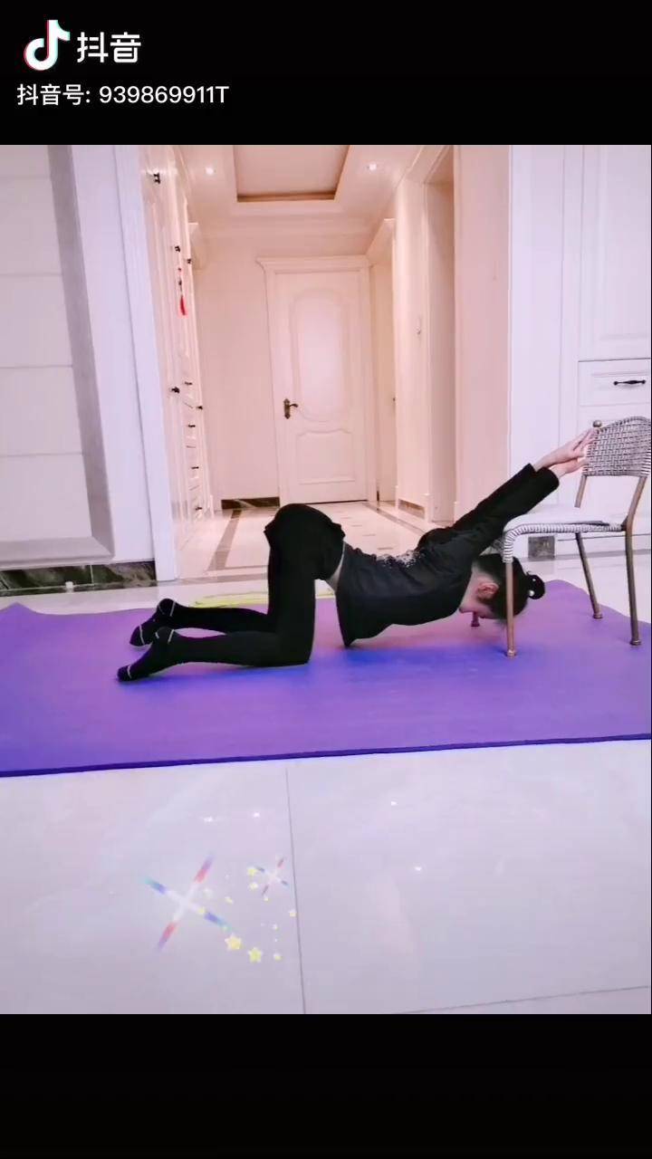 艺术体操做完肩胸腰的练习一定要做回腰的动作来保护腰部0269