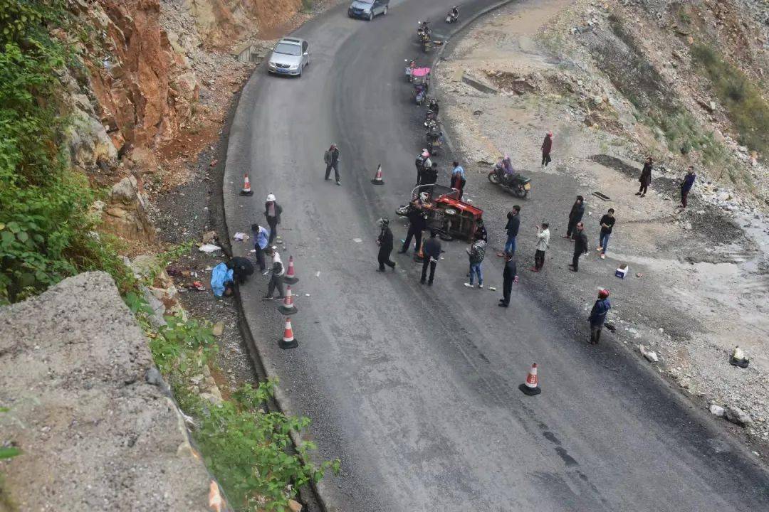 悲剧都安一男子操作不当三轮车冲下山崖身亡