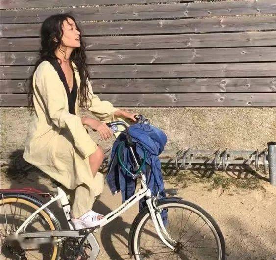 漂亮 基础款怎么穿出高级感？这些女设计师给的答卷可太漂亮了！