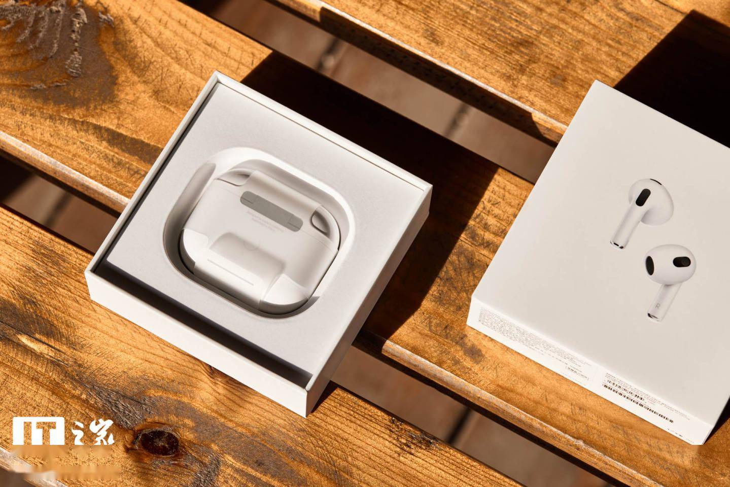 轮廓|【IT之家开箱】苹果AirPods 3图赏：全新轮廓设计，支持空间音频