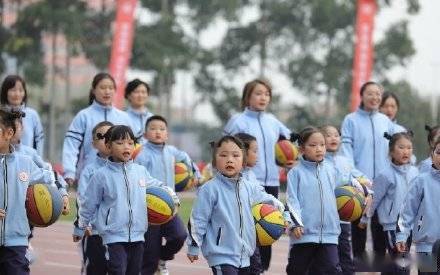 运动会|成都一高校运动会现萌娃方阵 骑着小车车进场了！