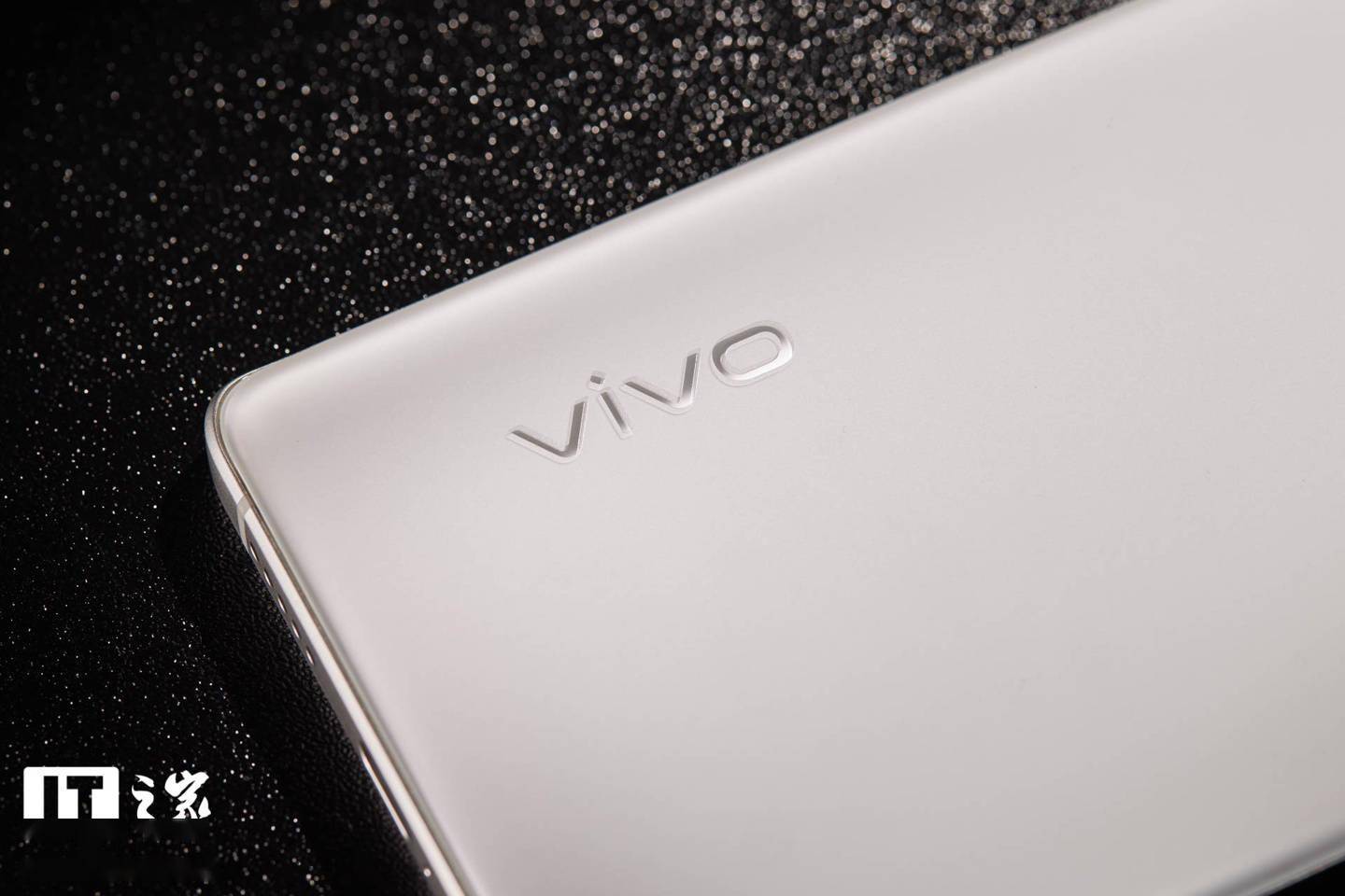 蔡司|【IT之家开箱】vivo X70 Pro“独白”配色图赏