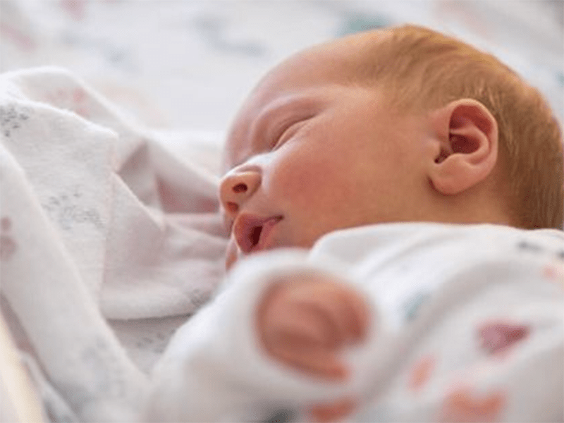 新生儿一觉能睡六小时,中间要叫醒吃奶吗？