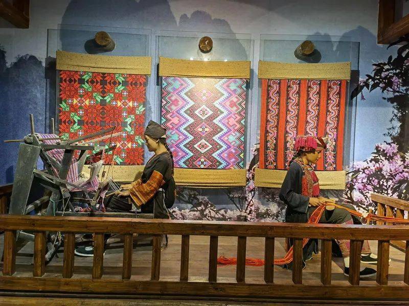 经过休整后,26日上午,采风团一行来到金秀瑶族自治县瑶族博物馆,了解