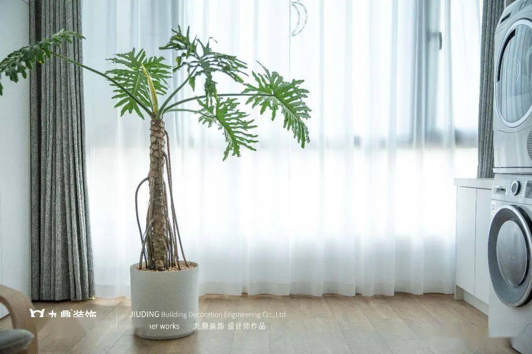 一家人142㎡纯白复式，丢掉客厅沙发，清清透透现代风