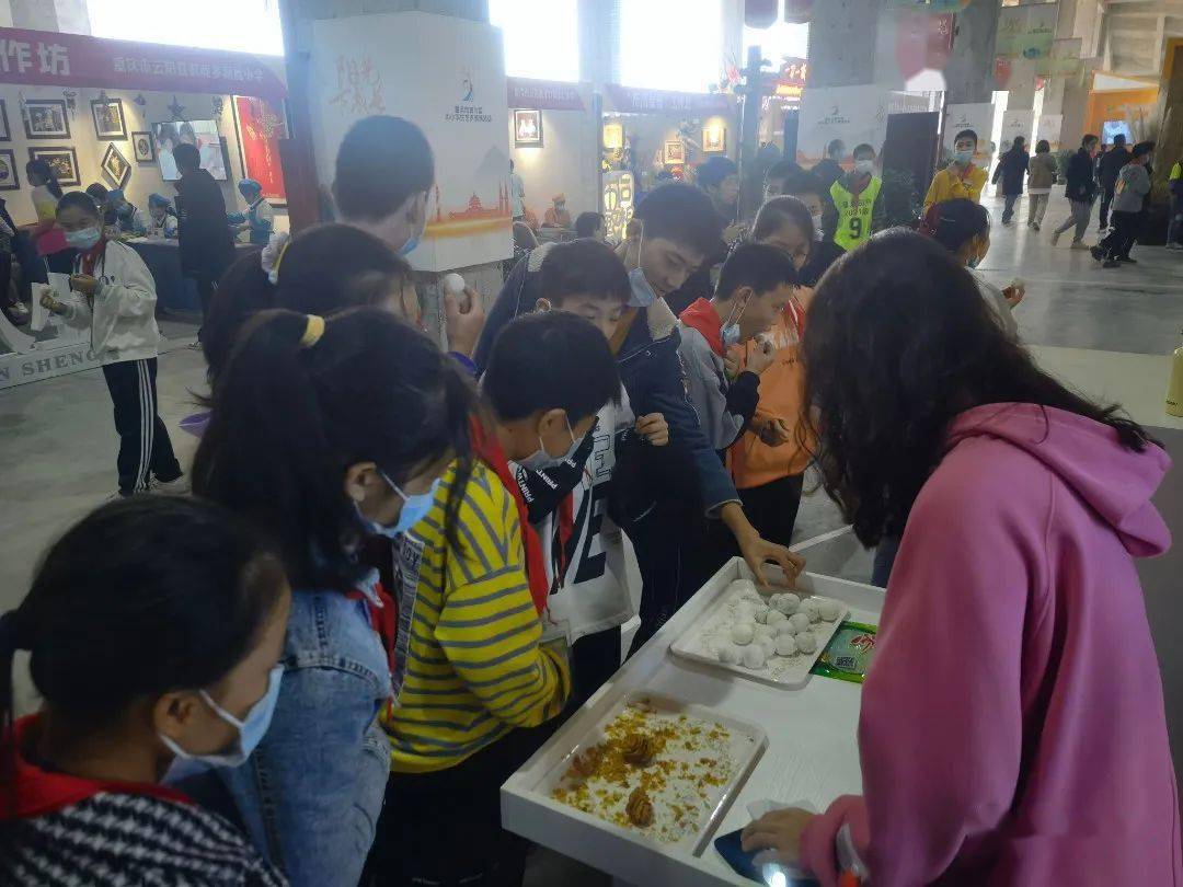 展出期间,巫山县委教育工委书记,县教委主任刘昌坤连夜赶赴璧山,对