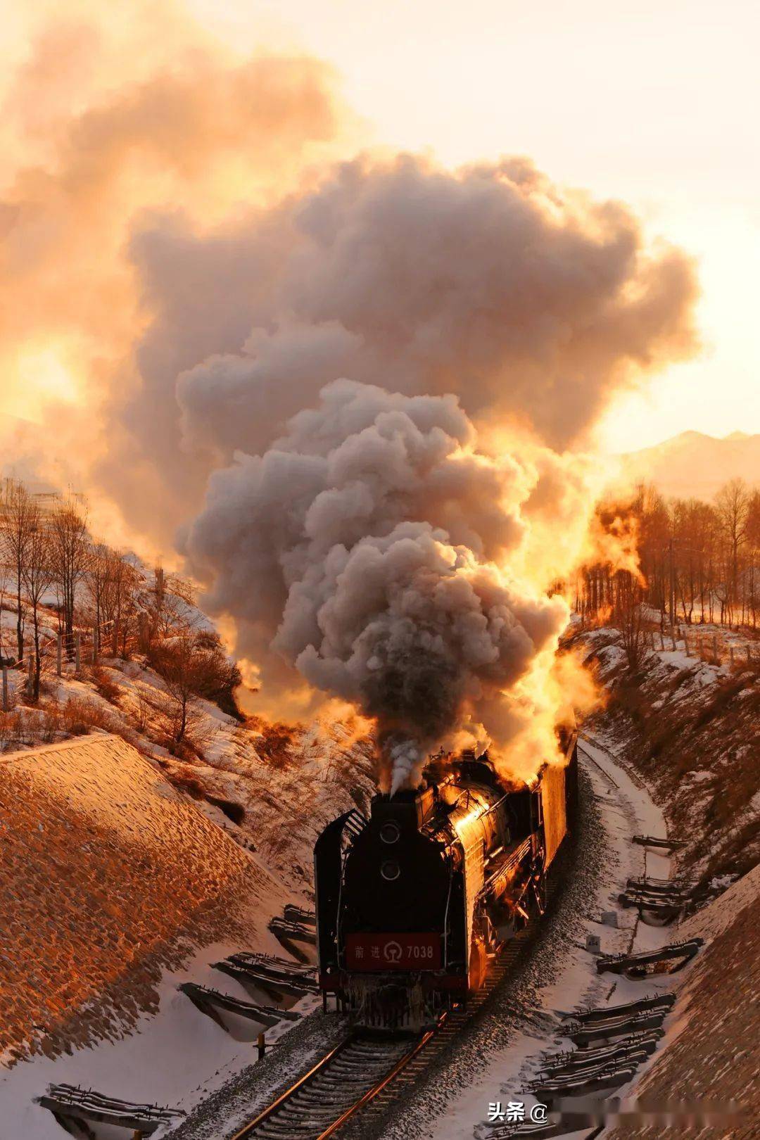 炸燬鴨綠江鐵路橋;志願軍們為了保家衛國,從全國各地搭乘火車奔赴前線