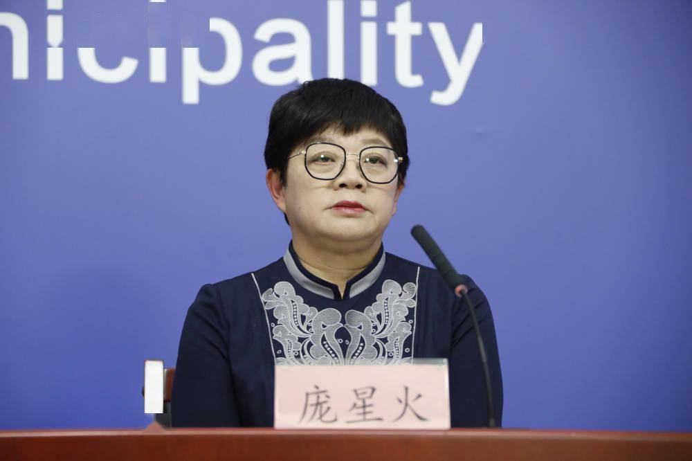 病例|发布会汇总｜一婚礼摄影师确诊涉三区两地铁，核心区酒店暂停婚宴