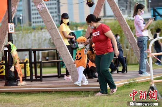 装束香港湾仔海滨巨型南瓜装饰吸引市民驻足观看