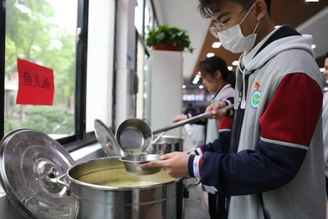 教育|康复理疗中心、食堂特惠窗口、实惠校内超市……这所中学这样为师生办实事