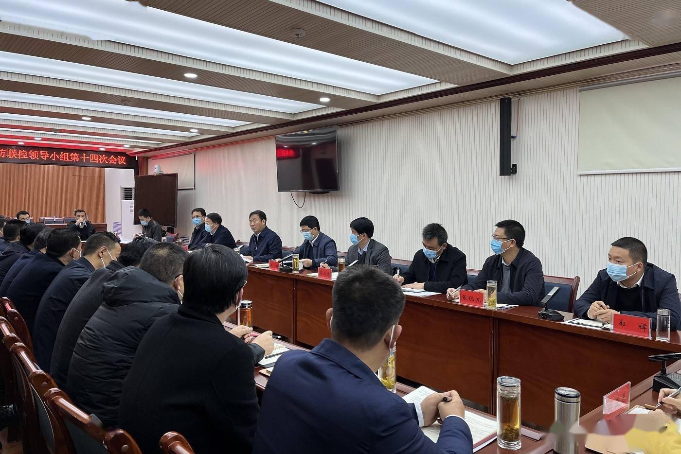 县委书记,县新冠肺炎疫情联防联控领导小组组长陈景春主持会议并讲话