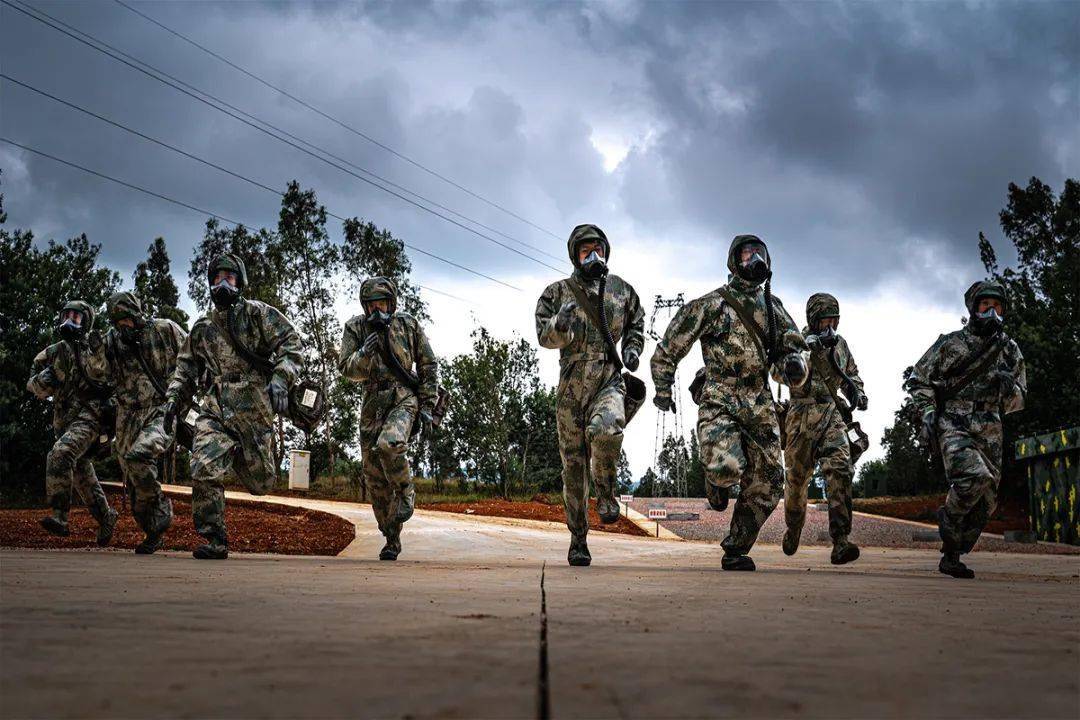 降魔神兵:训练场上的"象鼻人"