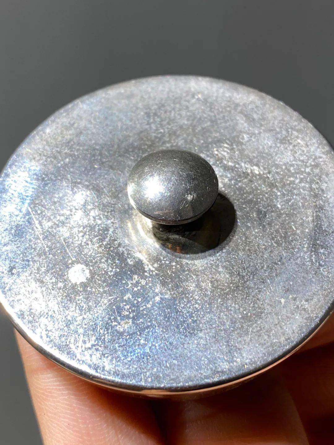 凹陷痕,表面刮痕外,原外盖已丢失外,保存完好,鎏银表面覆盖灰黑银锈