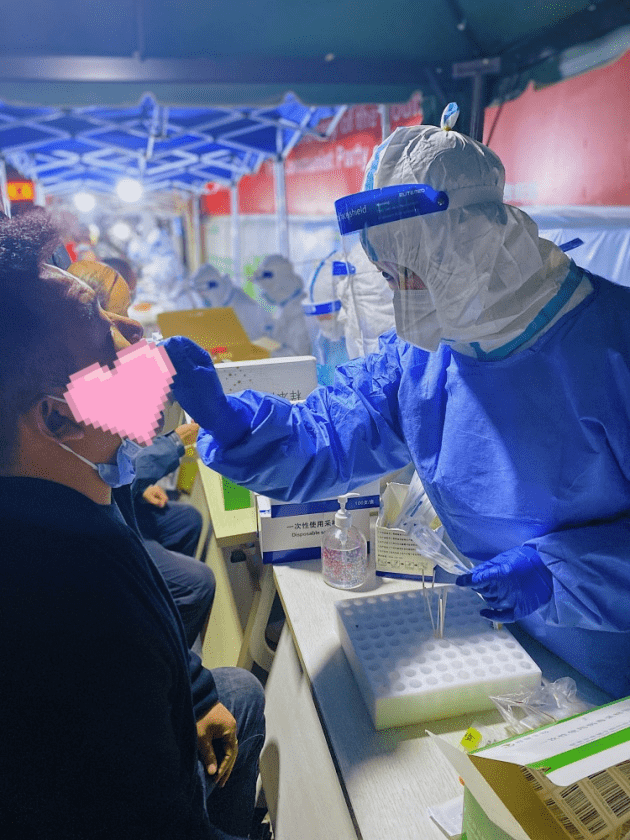 核酸检测,我们在坚守_采样