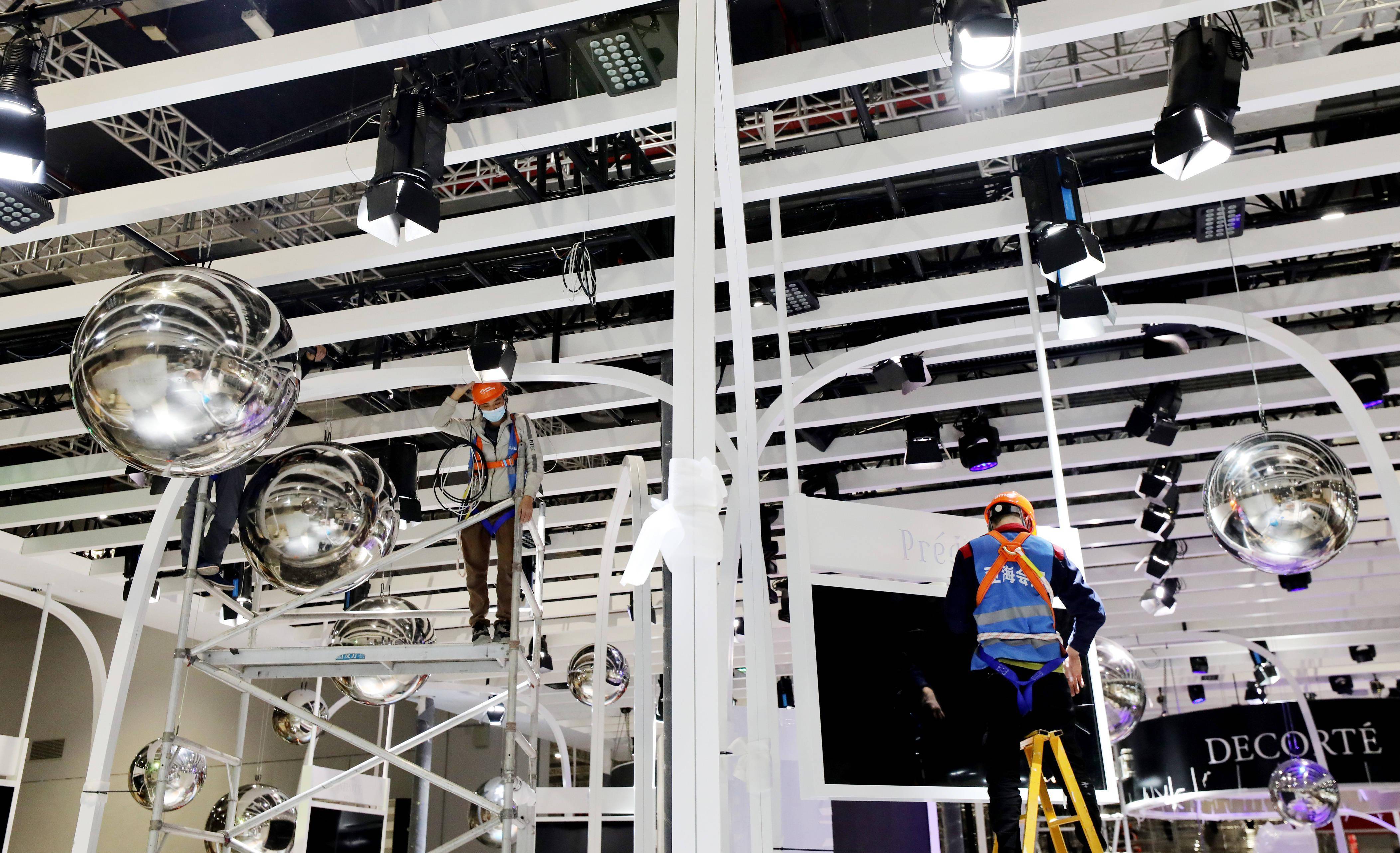 进博场馆布展忙