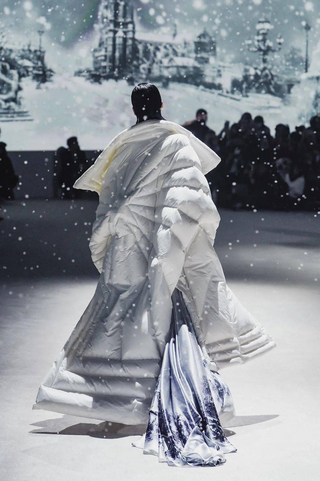 凡尼 时尚圈||今冬整个时尚明星圈都在抢——风衣羽绒服