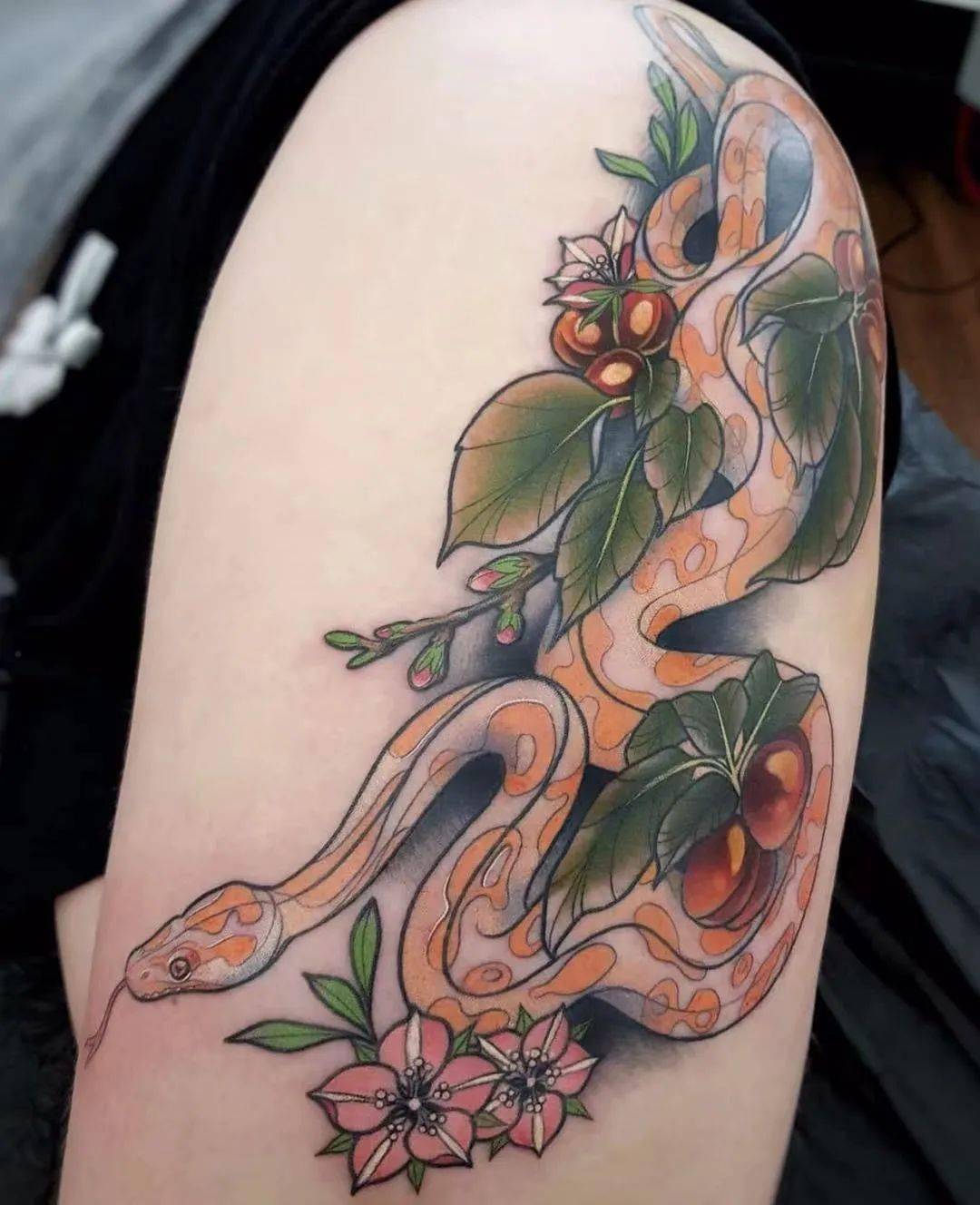 巨大的蟒蛇纹身