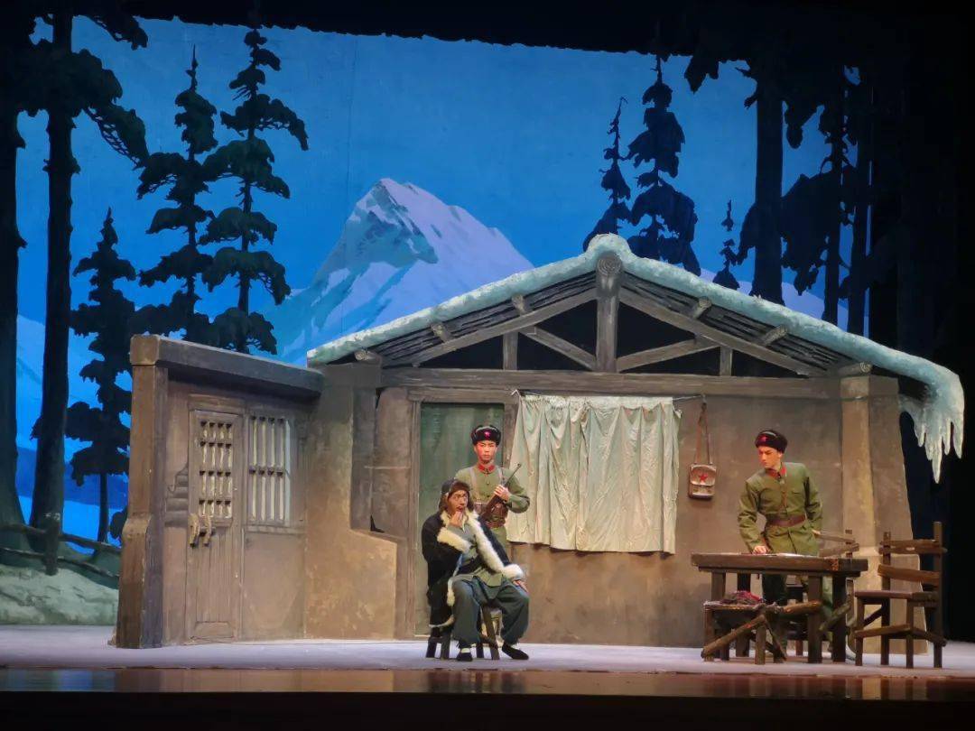 都是戏该剧推开传统话剧中的"第四堵墙"现场人气火爆让你笑出八块腹肌