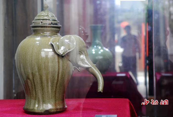 作品展|台湾陶艺家何志隆翡翠青瓷作品展在福州举行