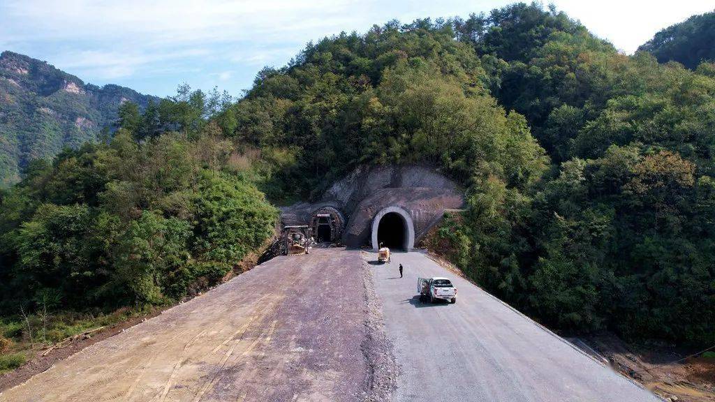 2,南沟隧道:此处为双洞,西边衬砌已完成,东边隧道正在进行中