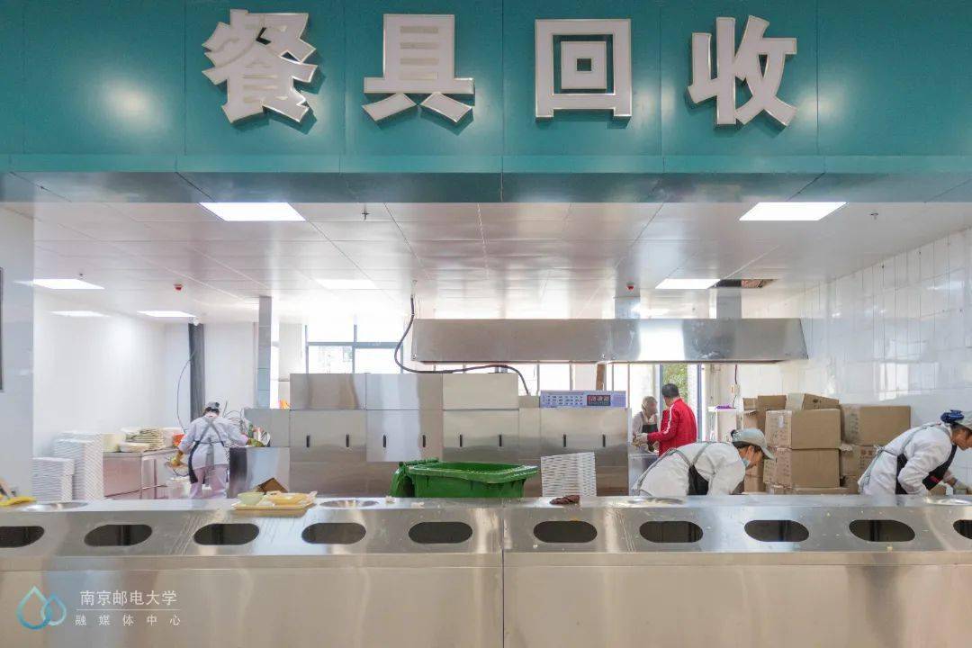 内嵌式的设计节省了不少空间增设了专门的自助餐具回收桶餐具回收处也