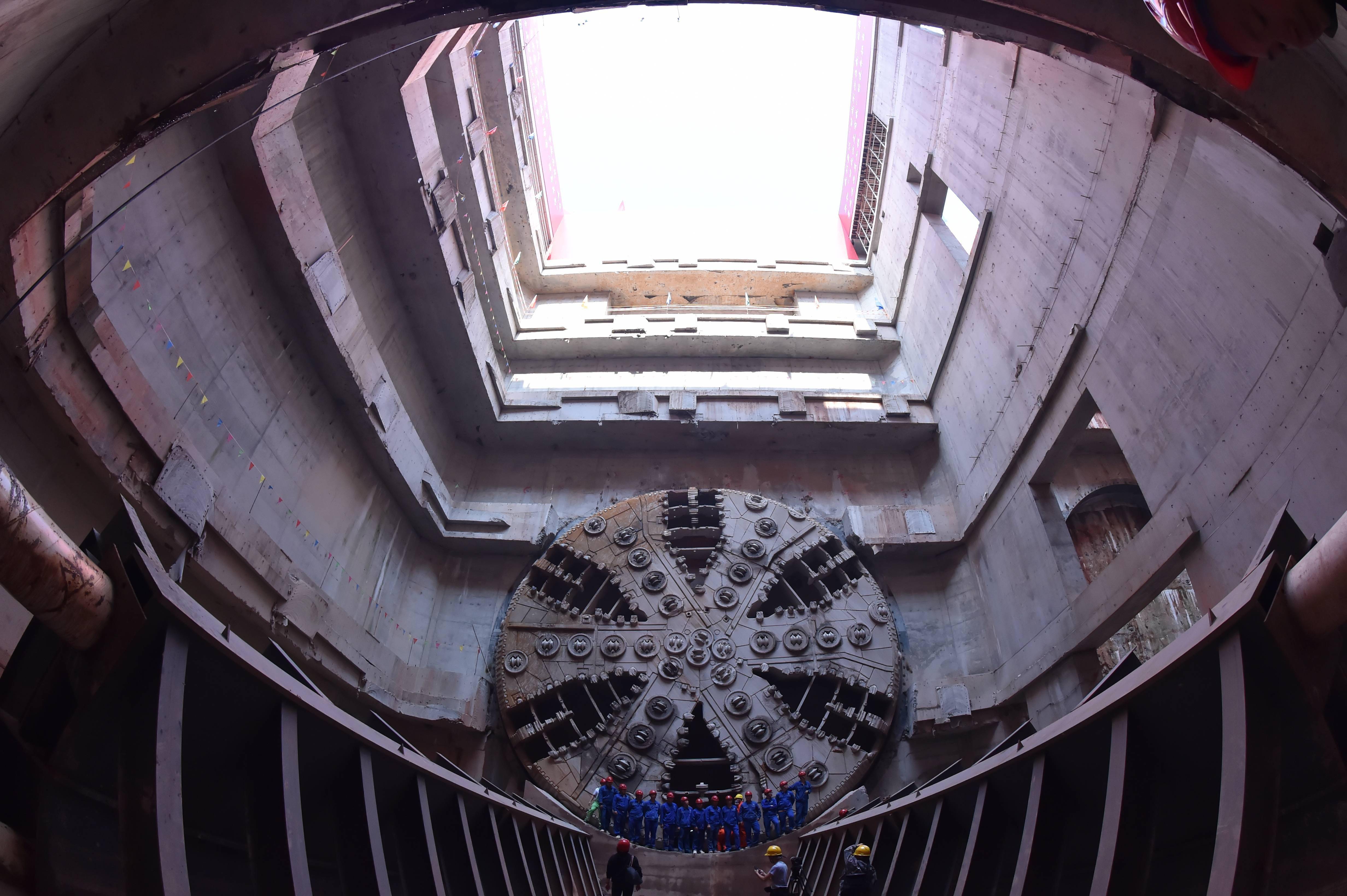 国内首例超大直径盾构穿越岩溶区,南京和燕路长江隧道首线贯通