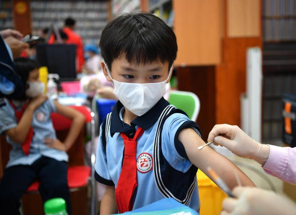 10月28日,海口市琼山第三小学的学生接种疫苗新华社记者郭程 摄