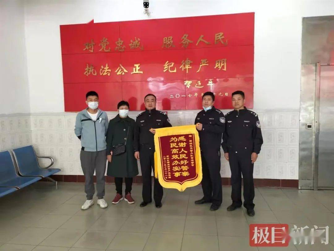 9月15日早上7时许,新洲区交通大队事故中队民警接到报警,在邾城街齐安